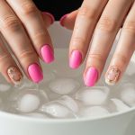 Secar un esmalte de uñas más rápido: sumerge tus dedos en un bol de agua helada durante 60 segundos justo después de aplicar